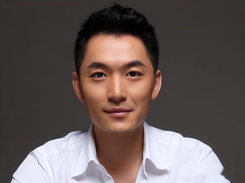 他是上海著名演员，比陆毅帅，比刘恺威演技好，出道30年始终不火