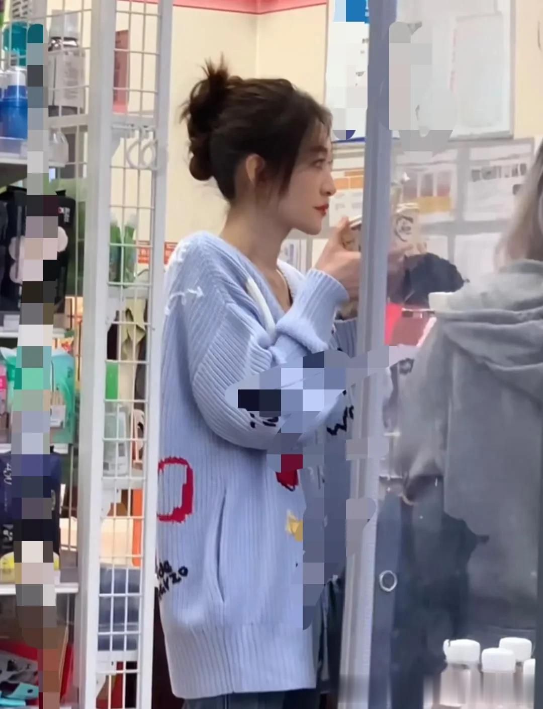 50岁李小冉在湖南长沙一家便利店，现实中真人太美了，皮肤非常白