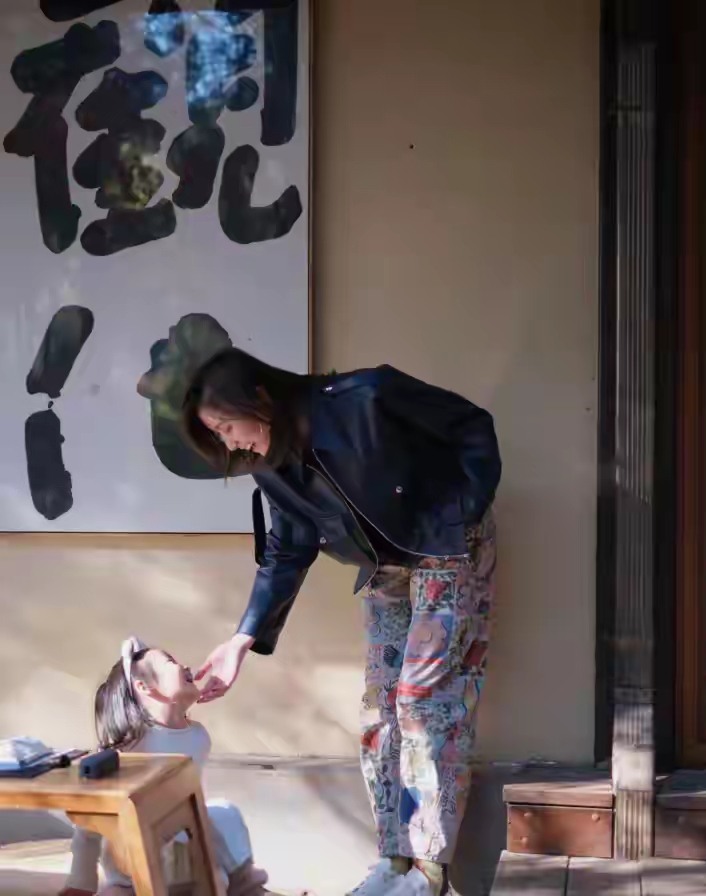 李亚鹏父女云南团聚,海哈金喜带夏夏去他民宿,不复婚关系也很亲