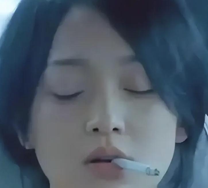 表面是仙女,背地里却是“老烟枪”的女星,真是让人意外