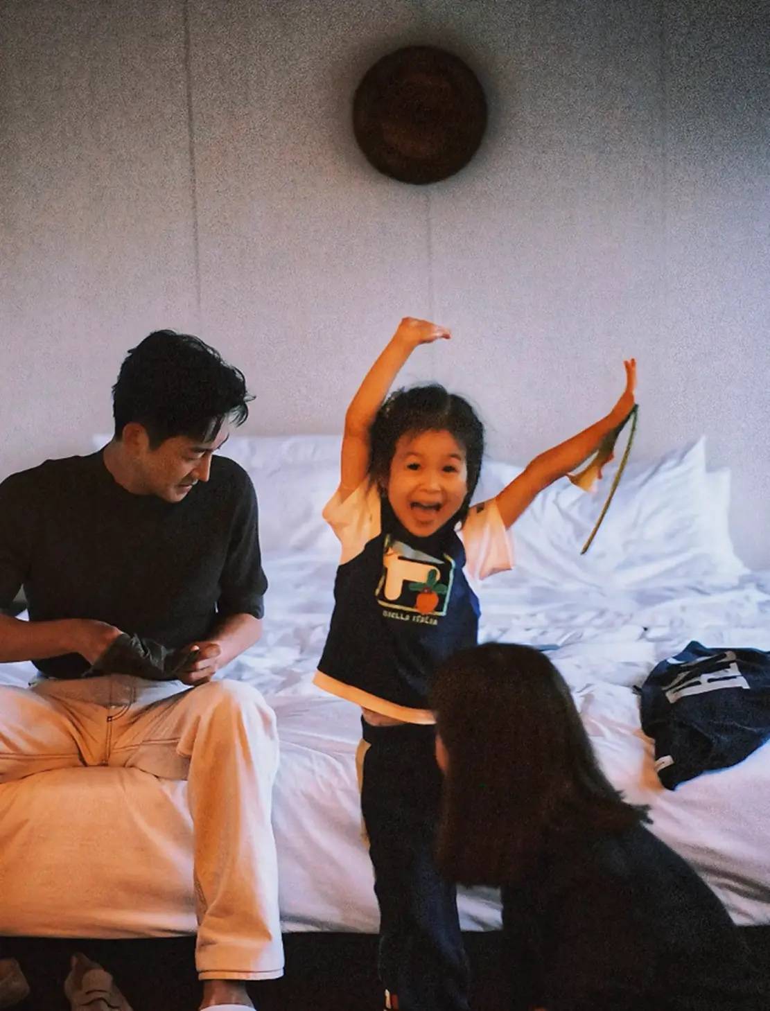 48岁王阳家中庆生，穿白T恤配牛仔裤清爽不油腻！