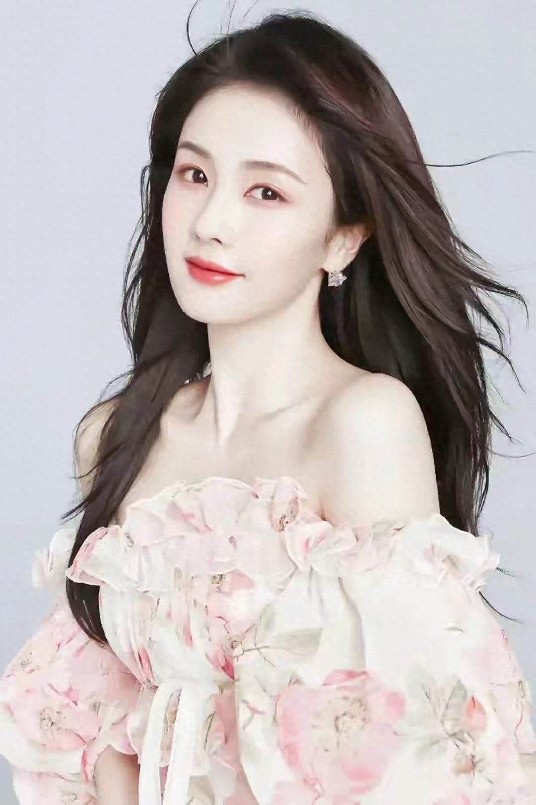 白鹿一袭淡粉色碎花连衣裙,显白显嫩显气质