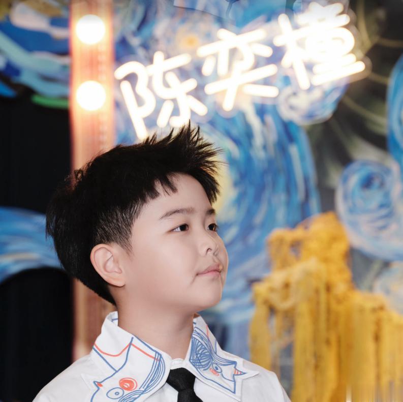 佟丽娅陈思诚合体为儿子庆生，董璇母女惊喜现身，10岁朵朵像爸爸