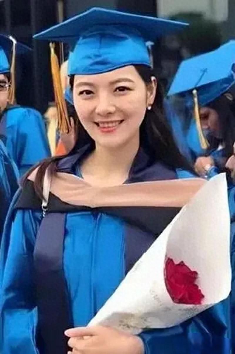 原配去世1年多，她嫁大25岁富豪，继子比她大1岁，如今是顶级富豪