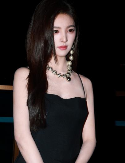 章若楠这张脸杀疯了，清冷与甜美的绝妙平衡成就视觉焦点