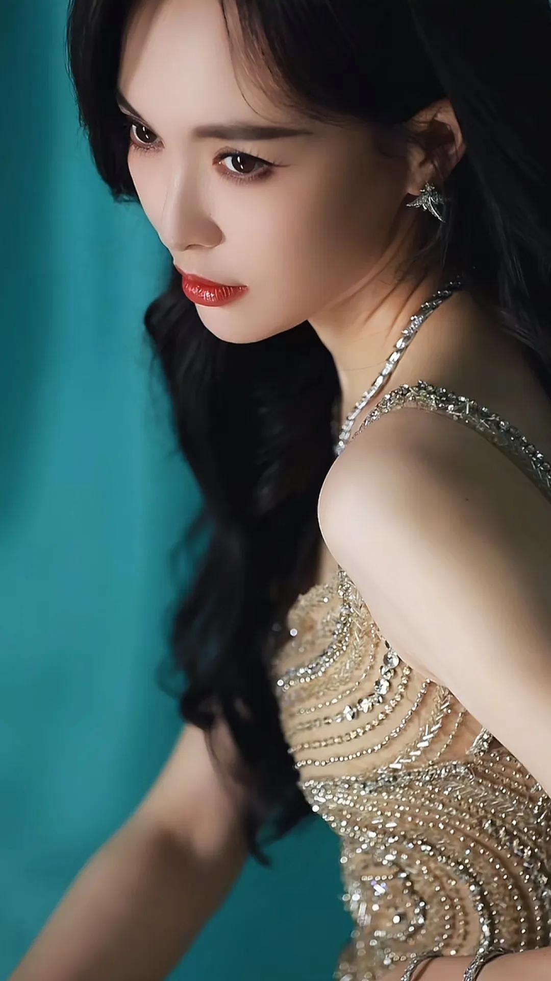 唐嫣又美出新高！拒绝甜妹感，这次的大波浪+红唇太有御姐味了！