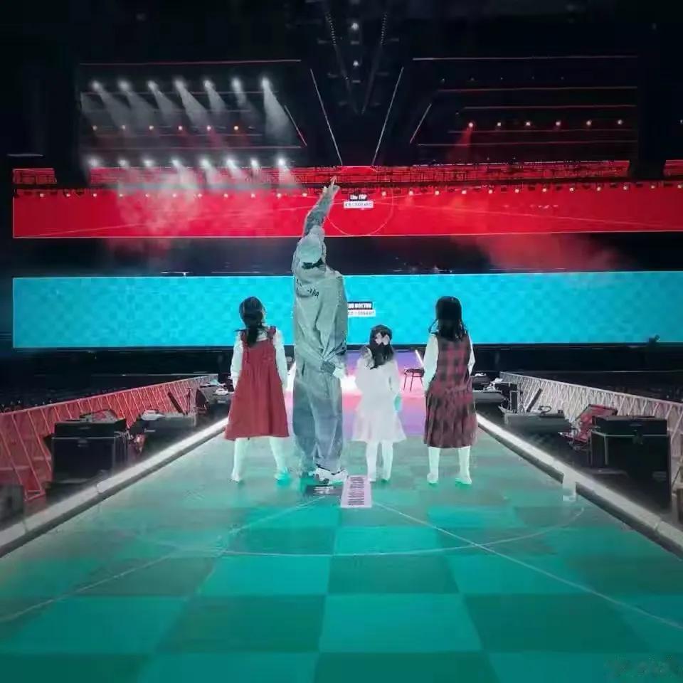偶遇谢娜一家逛天安门，张杰牵俩女儿画面温馨，5岁小咘芽好可爱