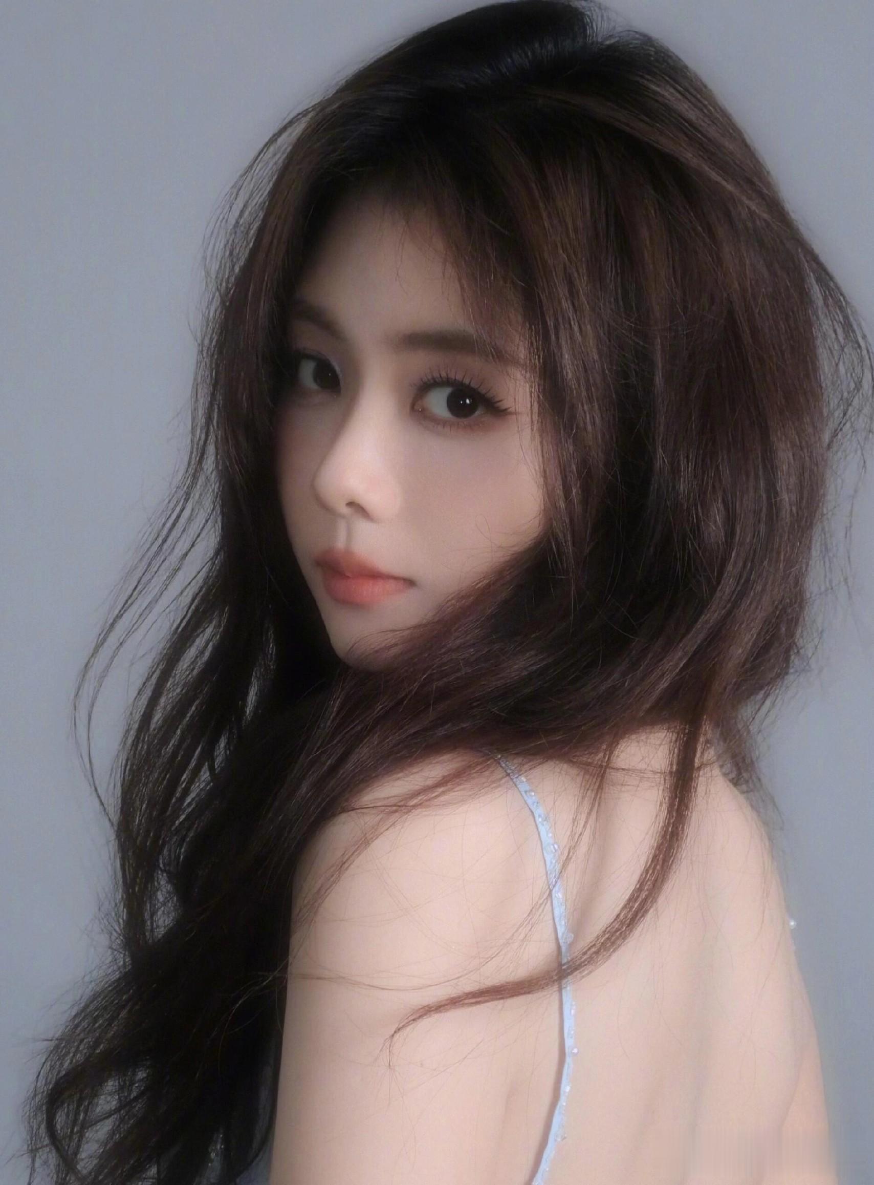 谭松韵2026百花迎春造型，以淡蓝轻纱礼裙构建出一幅东方春日画卷