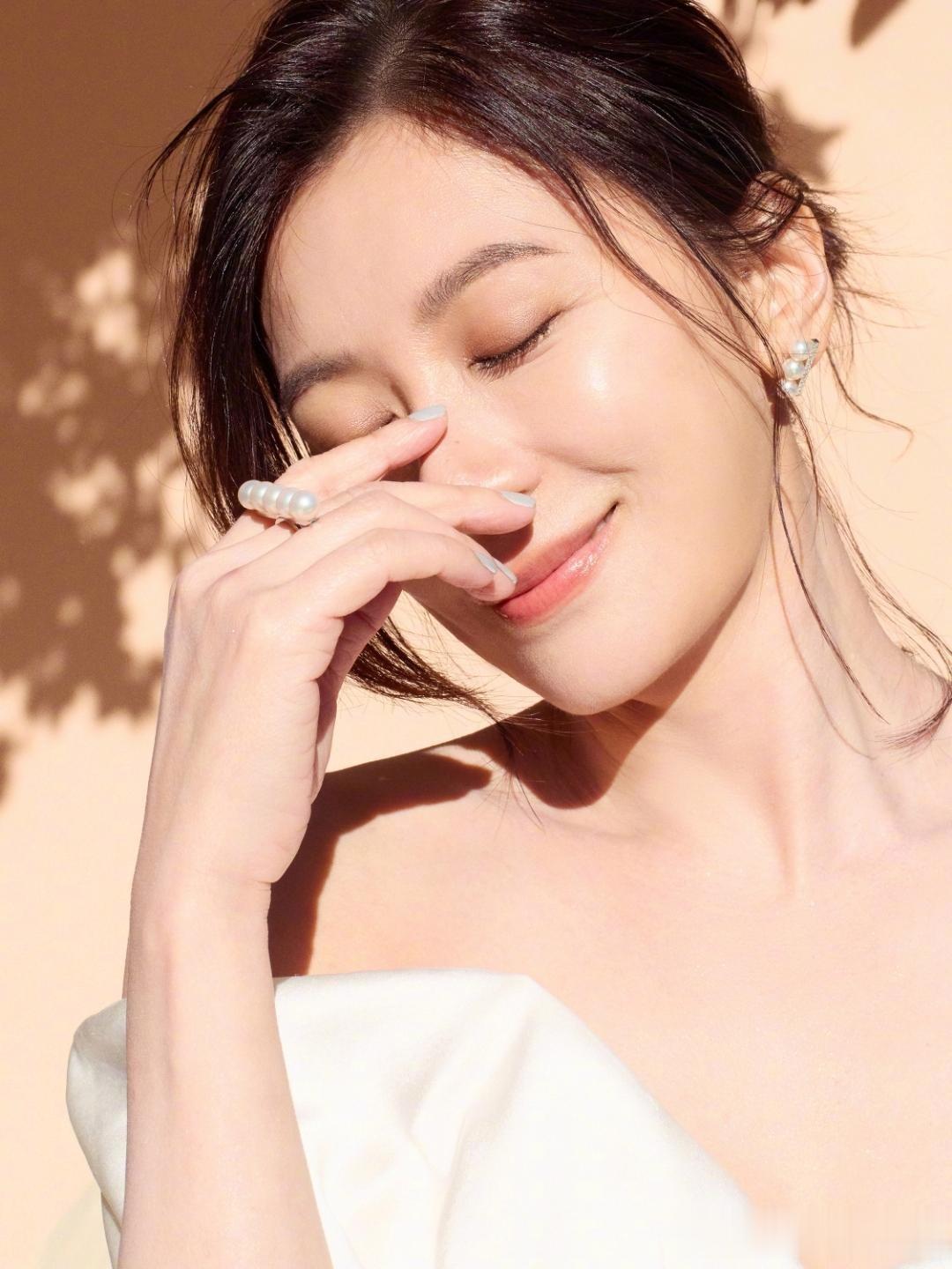 贾静雯海边纯白造型杀疯了！40＋状态美成\人间白月光\
