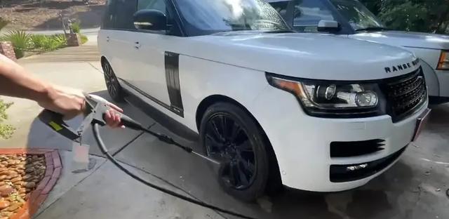 演员贾一平近况曝光：已移居美国：住别墅开路虎，又黑又老认不出