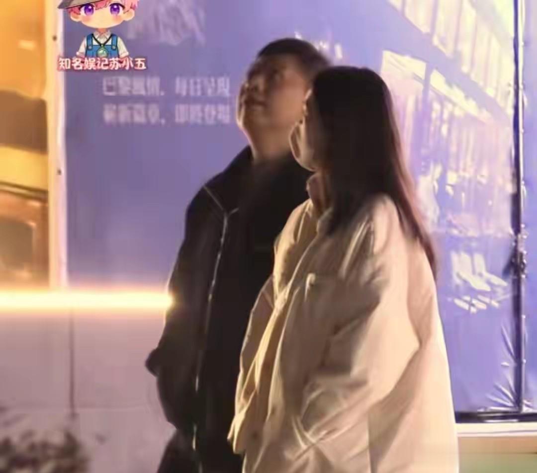 童谣与大17岁老公深夜同框，全程零交流，成熟婚姻根本不用演