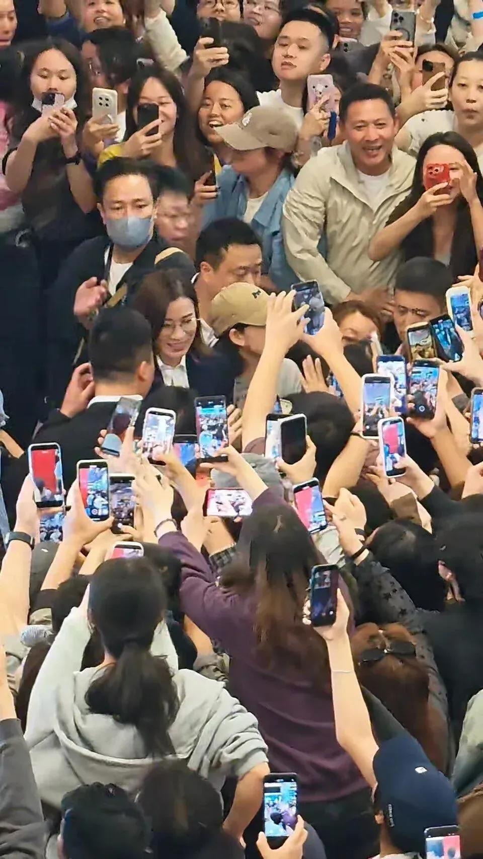 佘诗曼主演TVB新剧内地点击破亿!宣传遇突发状况,淡定应对显风范