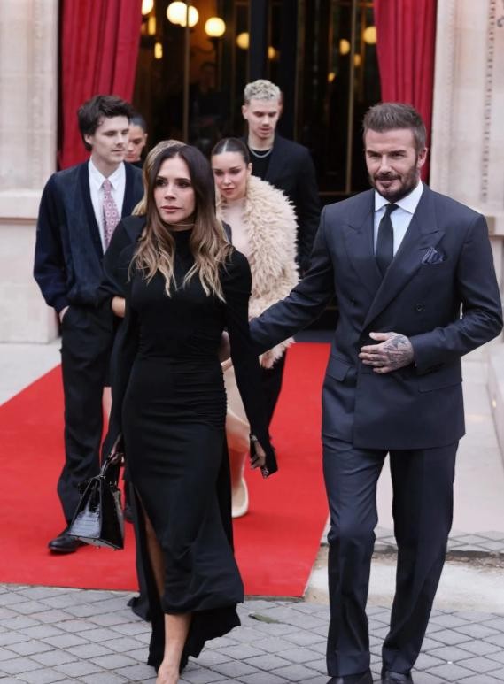 贝嫂无声的反击：和3个孩子2个准儿媳拍全家福，趾高气扬无视大布