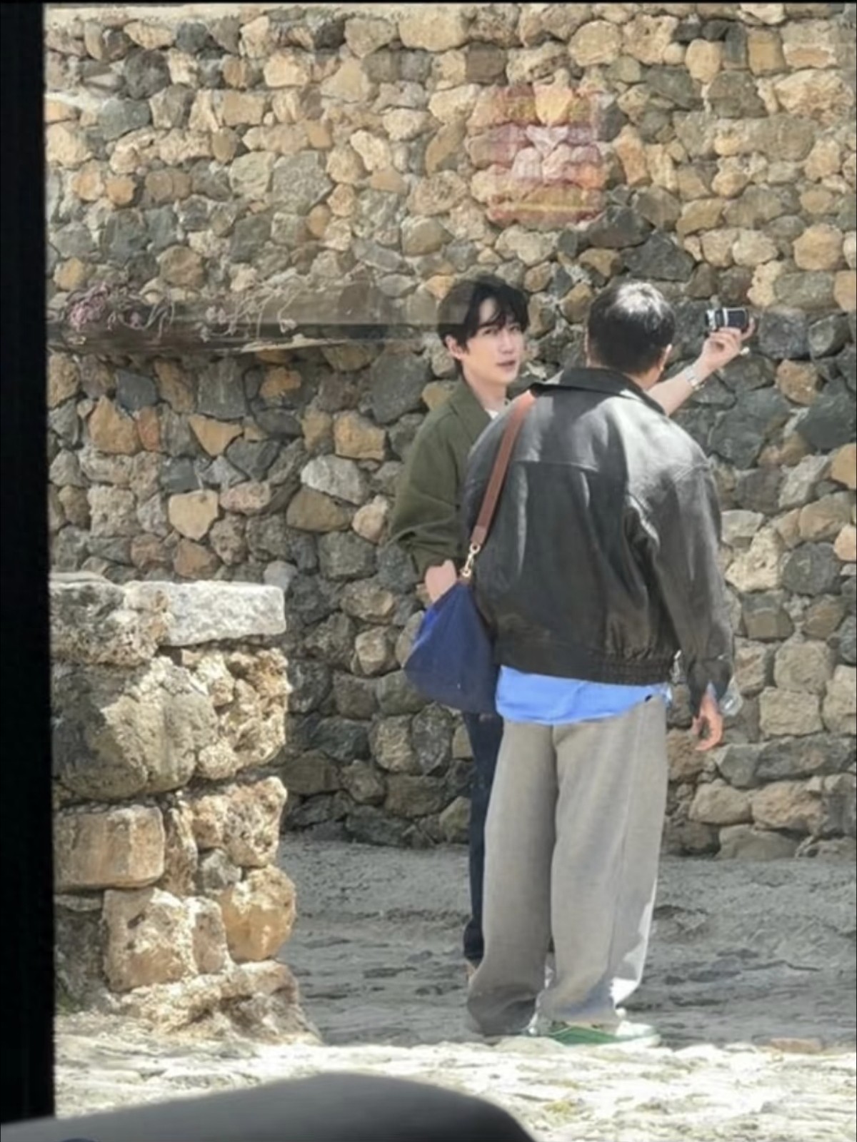 朱一龙丽江被偶遇，好权威的一张脸呀，本人真的是又嫩又帅气呀！