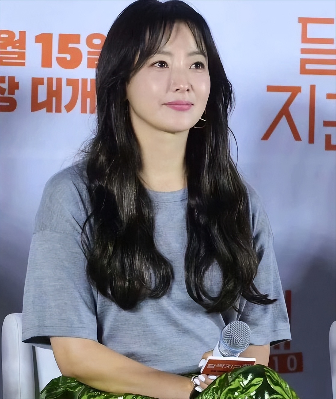 金喜善增肥后大变样！穿灰T恤+印花裙好高级，美得像换了个人 ！