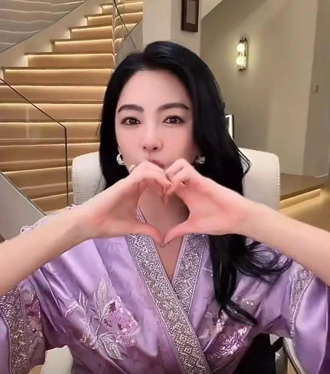 张雨绮风波后首次开播，全程卖平价商品，负面争议闭口不谈