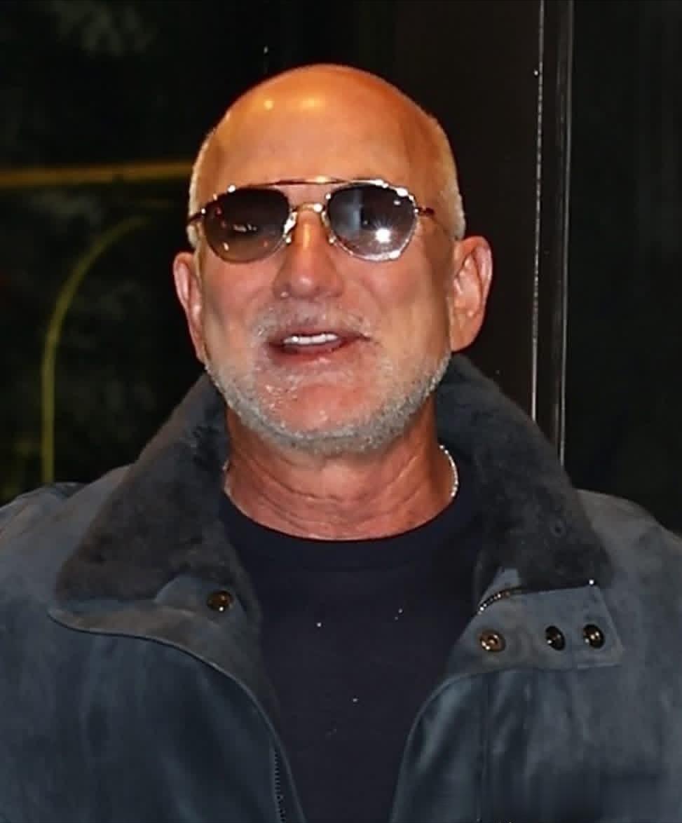 贝佐斯牵手爱妻在纽约出街！老了好多，56岁桑切斯穿皮草，更美了