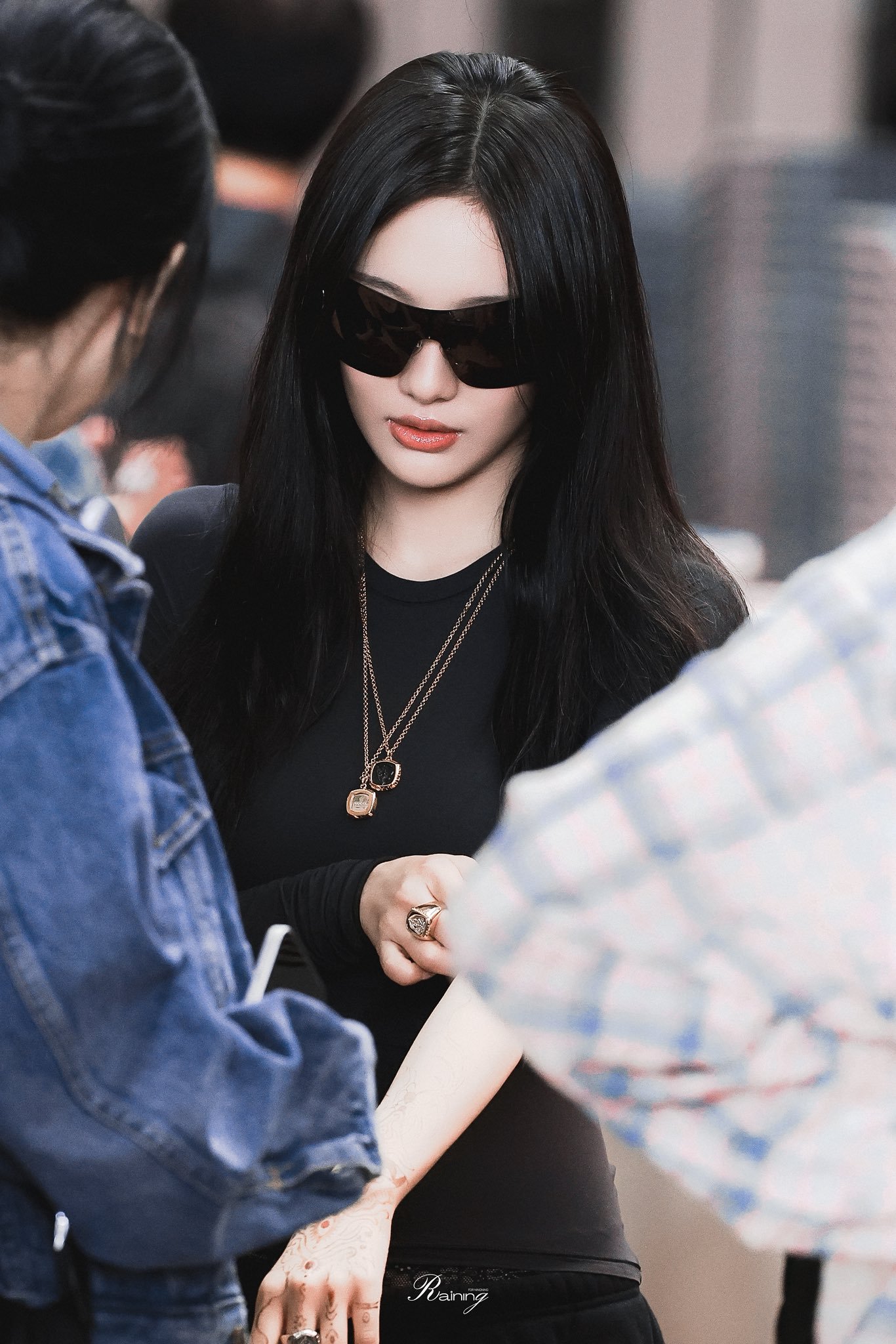 宁艺卓 这一身又酷又显身材 太火辣了！不过手上的纹身有点不习惯