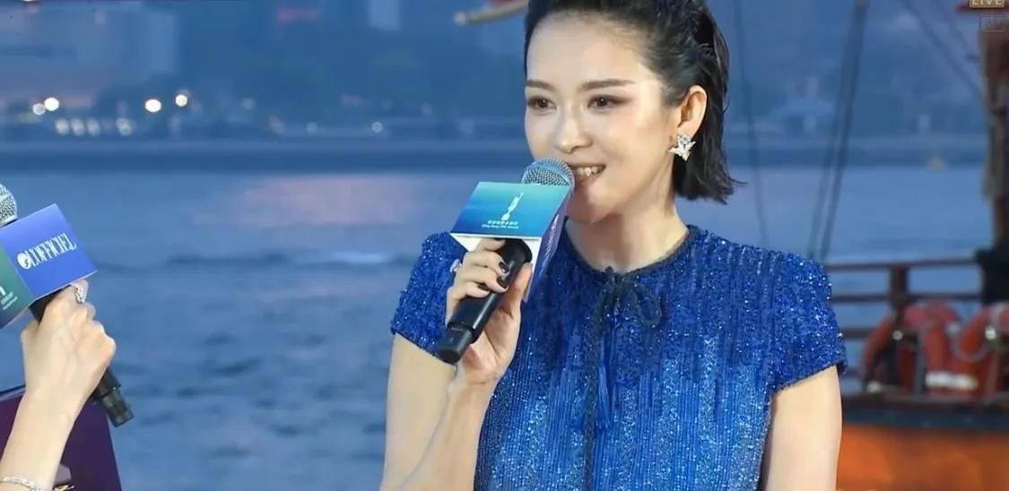 章子怡越老越富态，穿蓝色露背装衬出“奶白肌”，珠圆玉润太美了