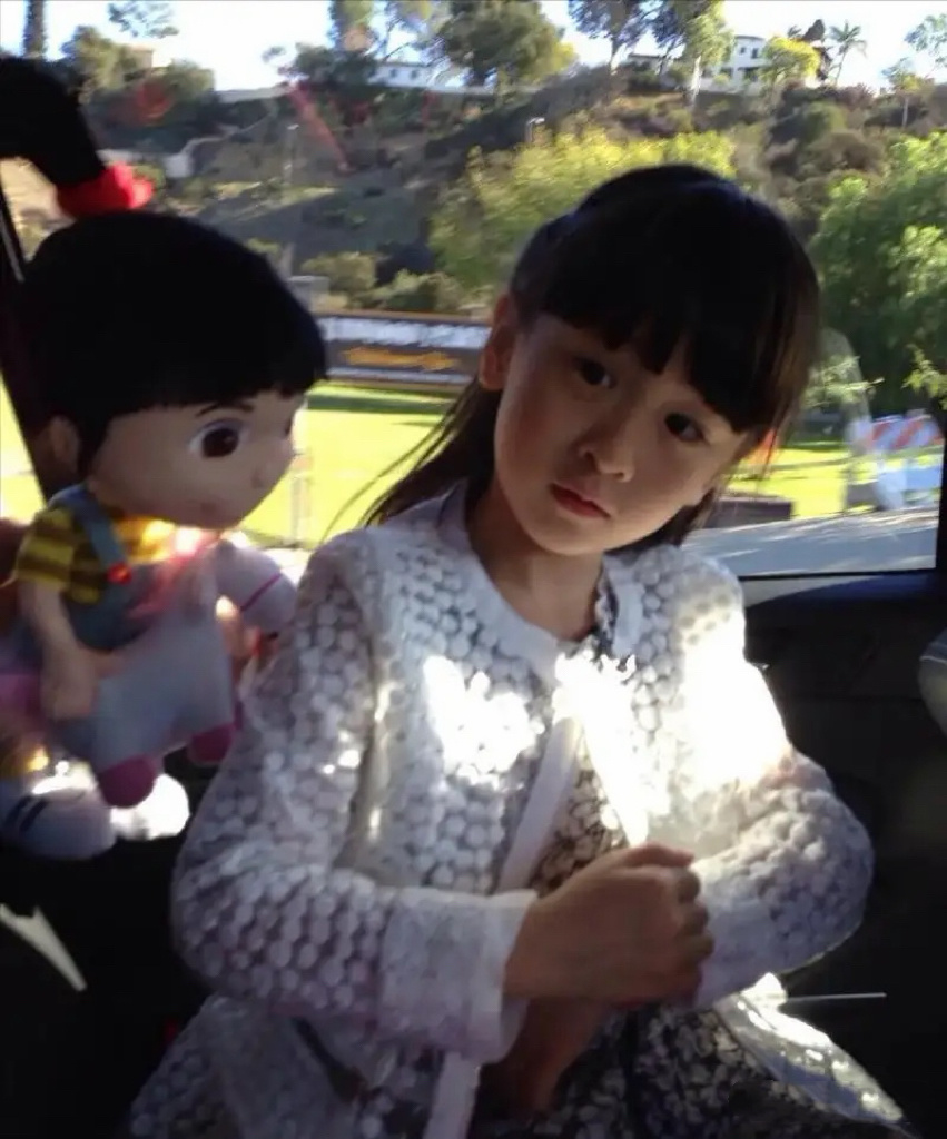 田亮女儿成年了!18岁森碟白裙卷发,下巴变精致了,生日写真太美