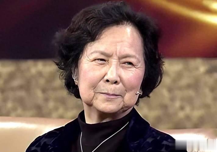 原来她已去世9年，丈夫每年给她扫墓，4个子女中还是亲女儿最贴心