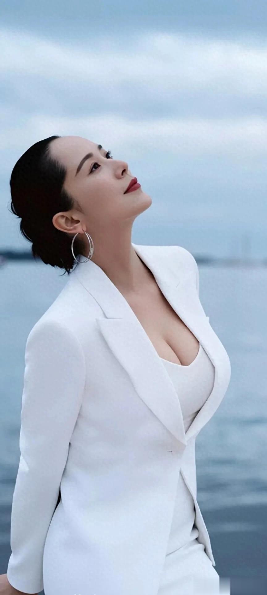 海清写真｜灰色毛绒开衫，展现了成熟女性的温婉韵味。