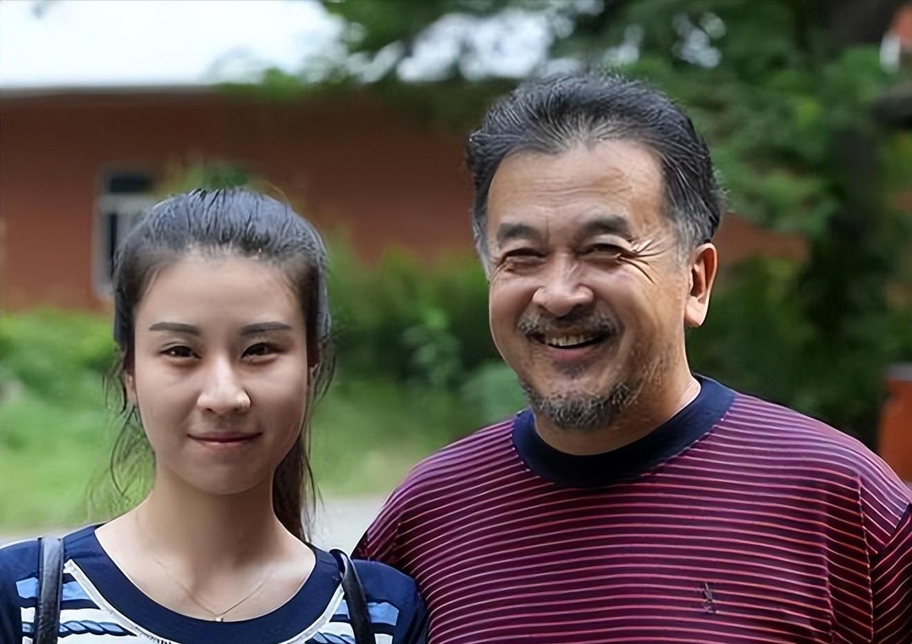 黄宏现状：住北京普通小区，闲时照顾外孙女，65岁走路需要人搀扶