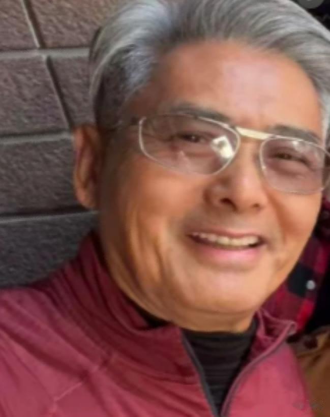 83岁卢海鹏开演唱会，上台颤颤巍巍要人扶，和小8岁陈百祥像父子