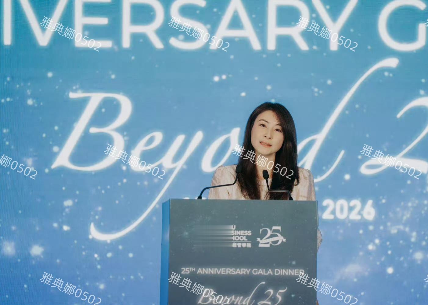 港大经管学院校庆晚宴上见到郭晶晶了，本人眉目舒展笑眼弯弯好美