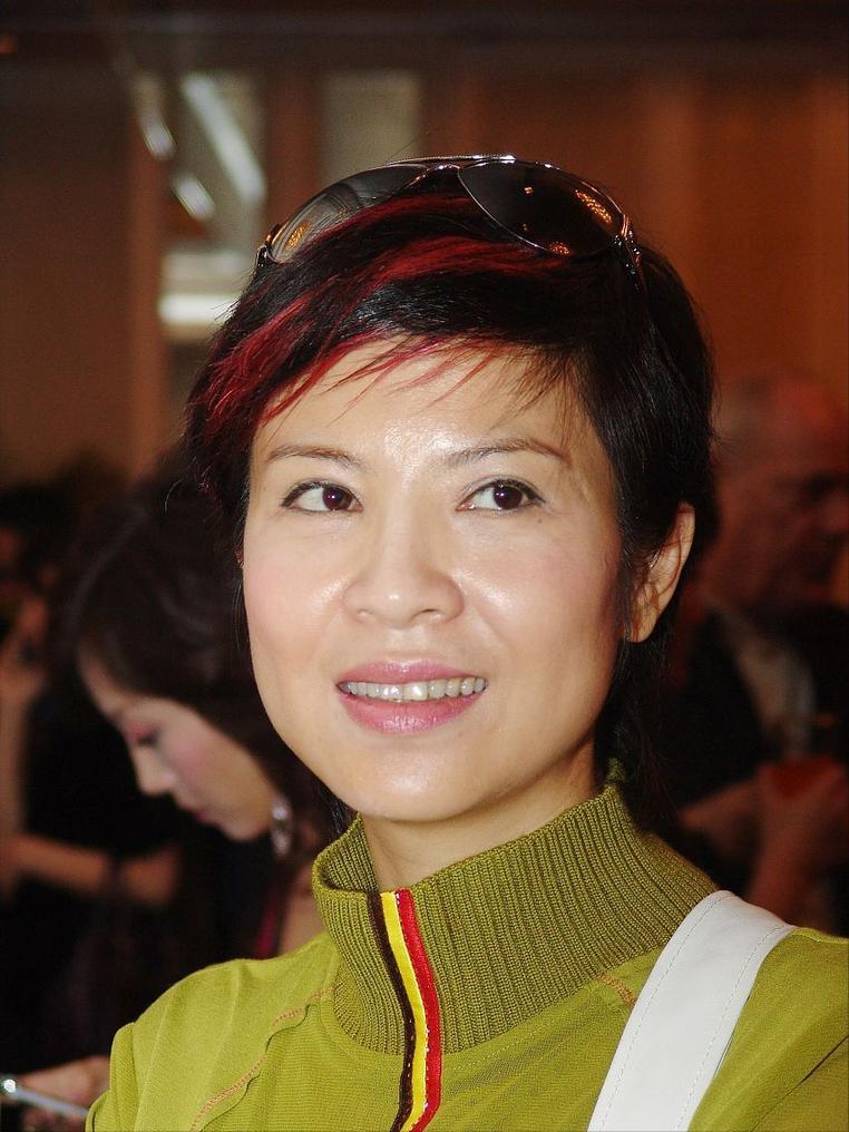 上海知名歌手46岁高龄生子，俩儿女颜值超高，60岁的她看着像40岁