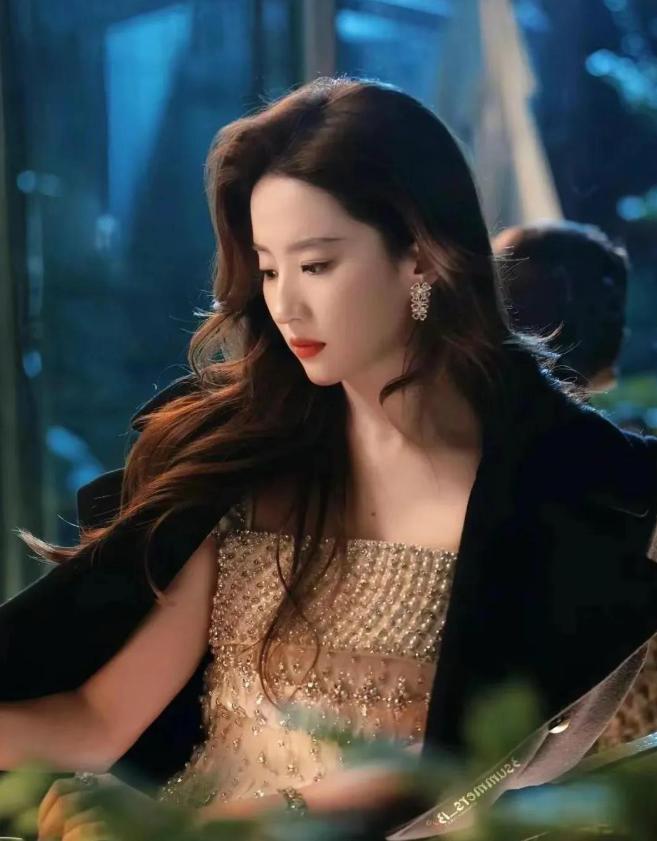 刘亦菲现实长什么样？路人镜头才是“照妖镜”，王晶的话有人信了