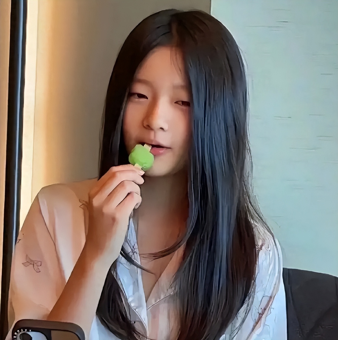 大S去世一年后，玥儿照顾新妈给新弟买礼物上热搜，背后心酸谁懂