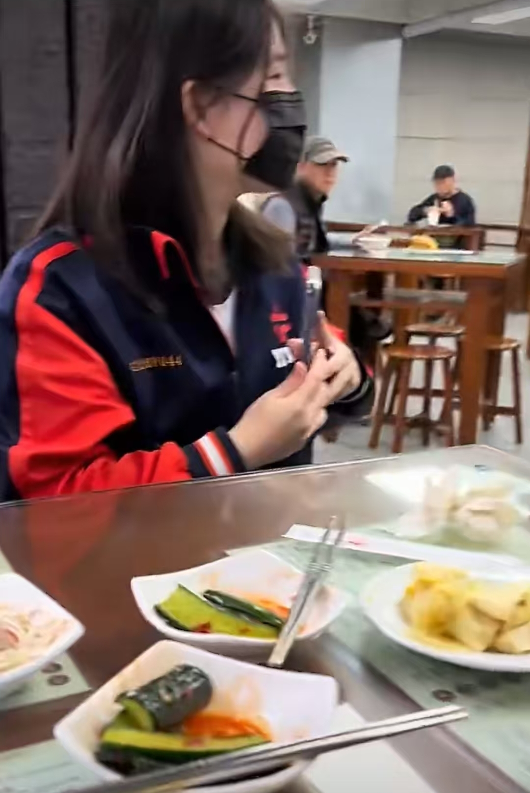 霍建华请学生吃饭,支付方式抢眼,朱珠:大哥天天请全剧组吃饭