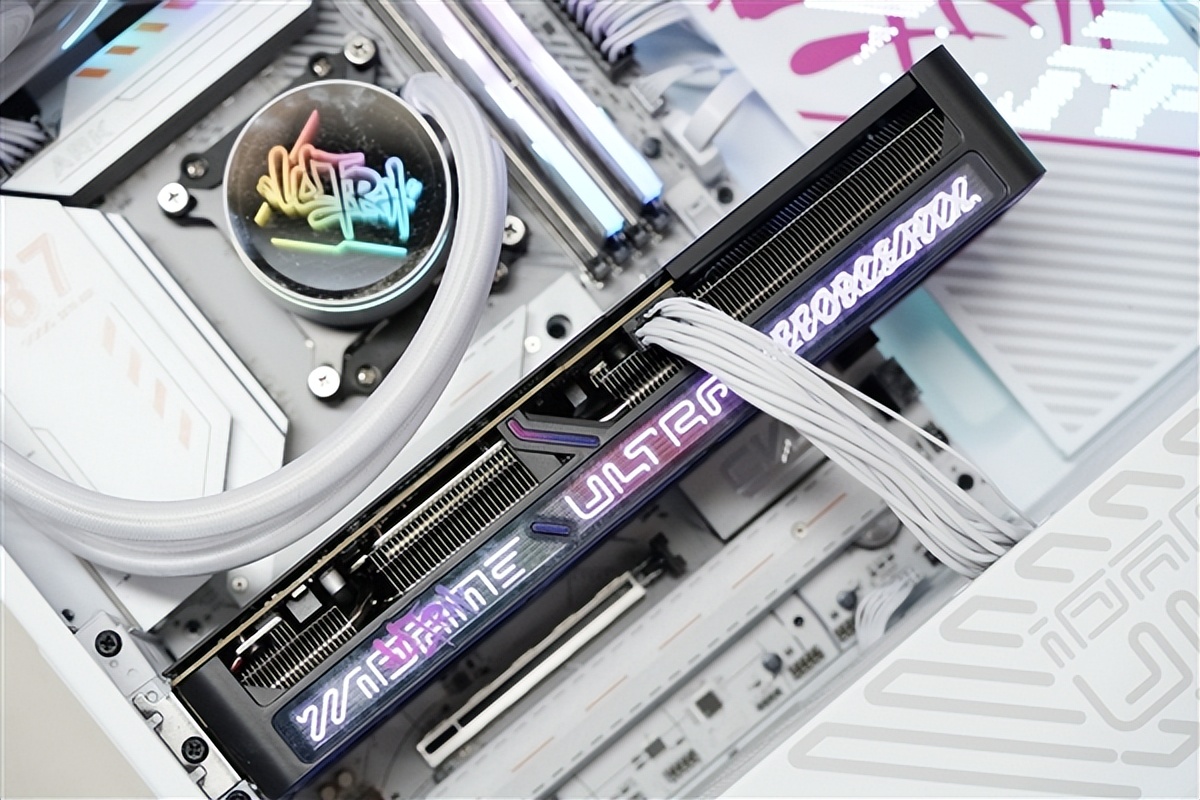嘻哈涂鴉太吸睛！七彩虹RTX 5070 Ultra OC 12GB圖賞