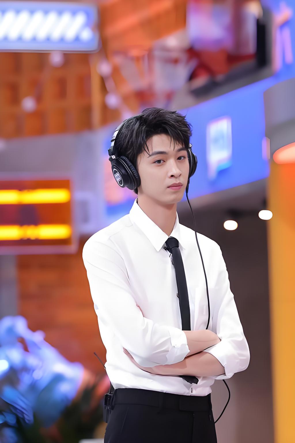 网友都在撒谎，秦霄贤不是胖了而是面相变了，少年感完全没有了