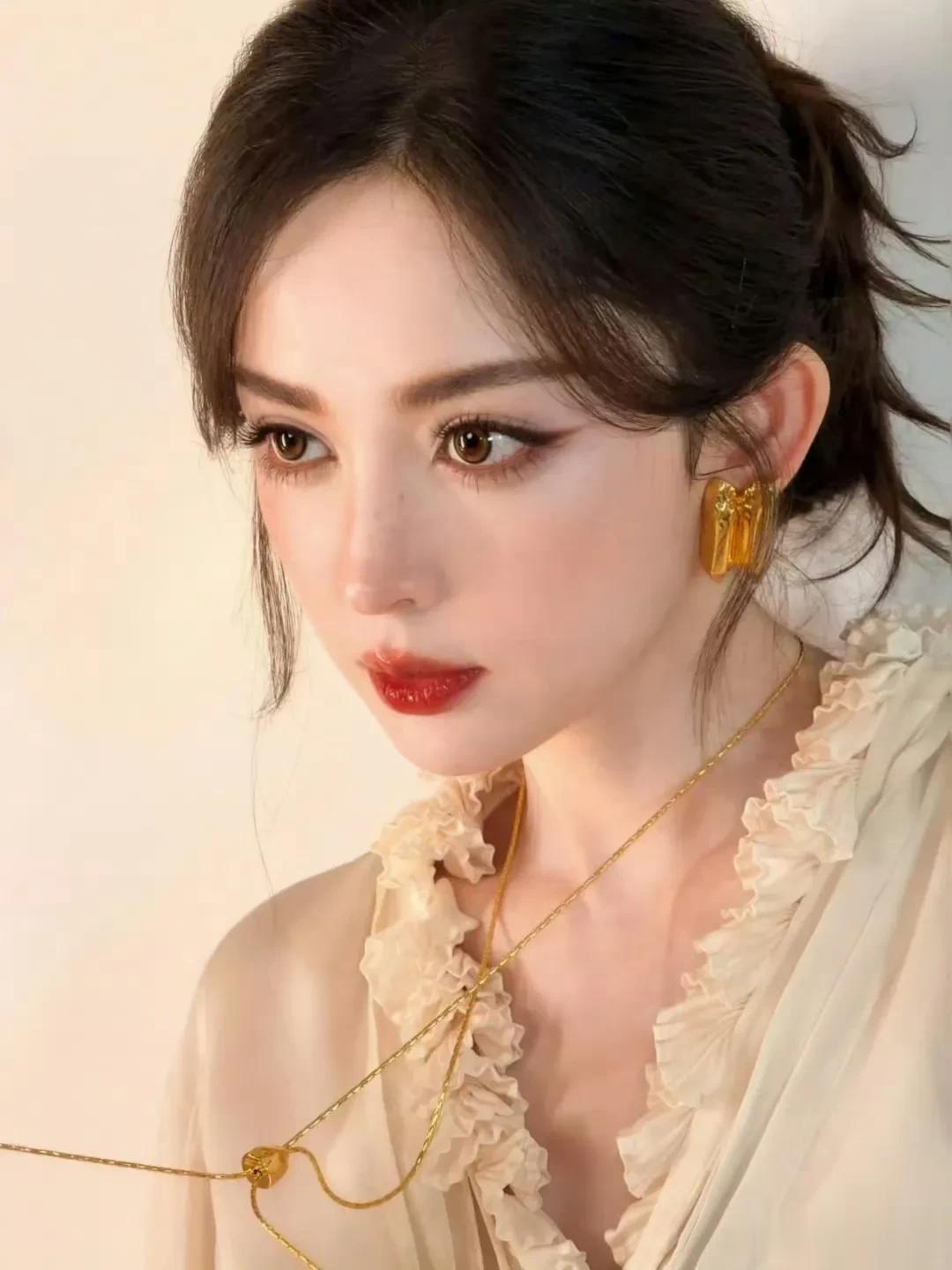娜扎新造型老钱雀斑妆爆火，网友：这真的是人类能长出来的脸吗