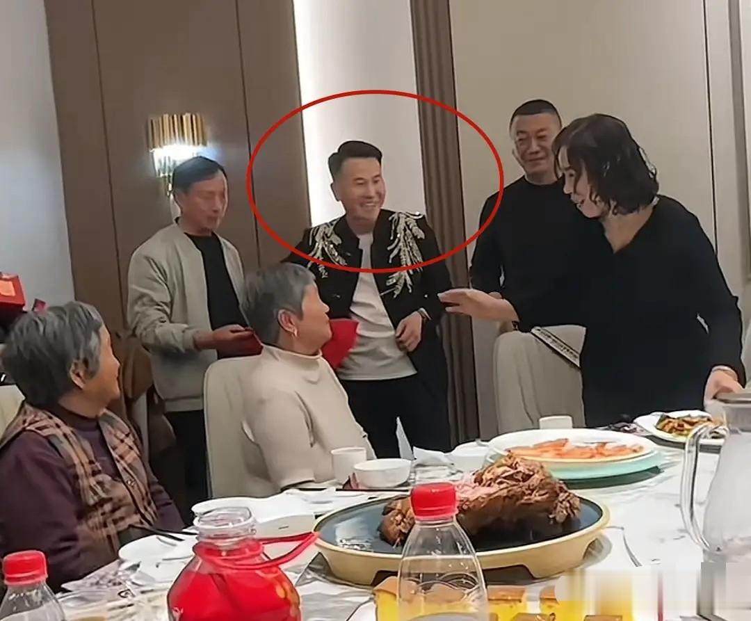 陈亚男官宣订婚！新老公帅气情商拉满，唯独比朱小伟矮一截