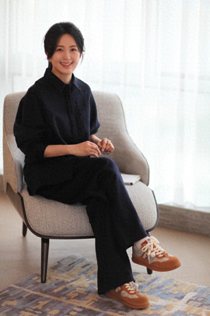 杨童舒扎着高马尾戴着眼镜,知性优雅,好美的妈咪