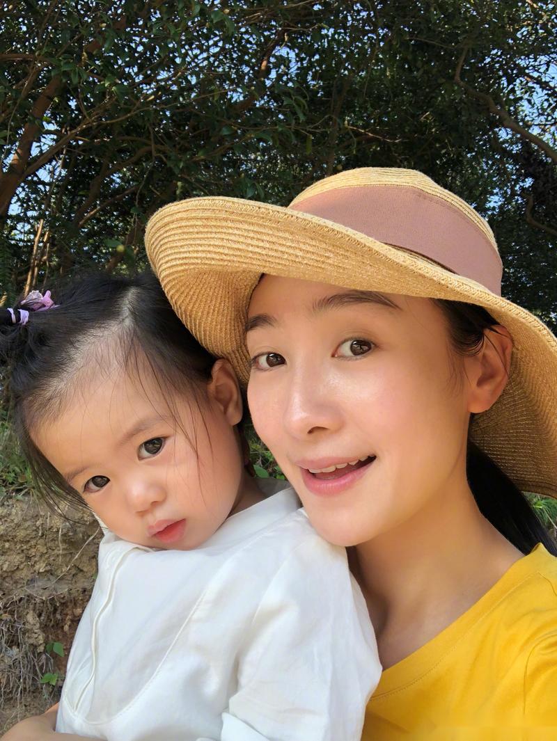 和前夫分道扬镳后，她和9岁女儿相依为命，如今又成粉丝的意难平
