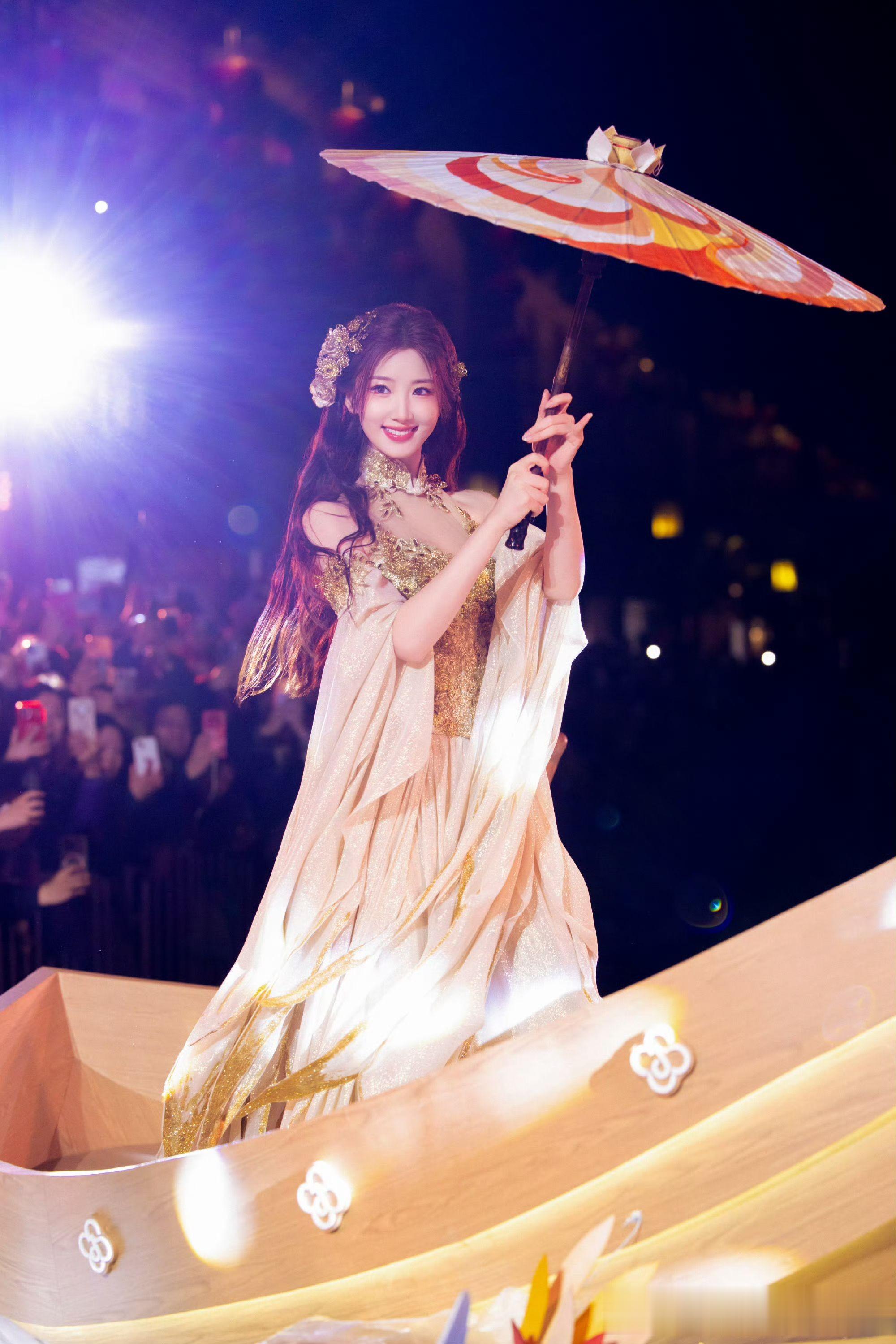 女星毛晓彤千年古韵：油纸伞下的温柔与浪漫！ ???