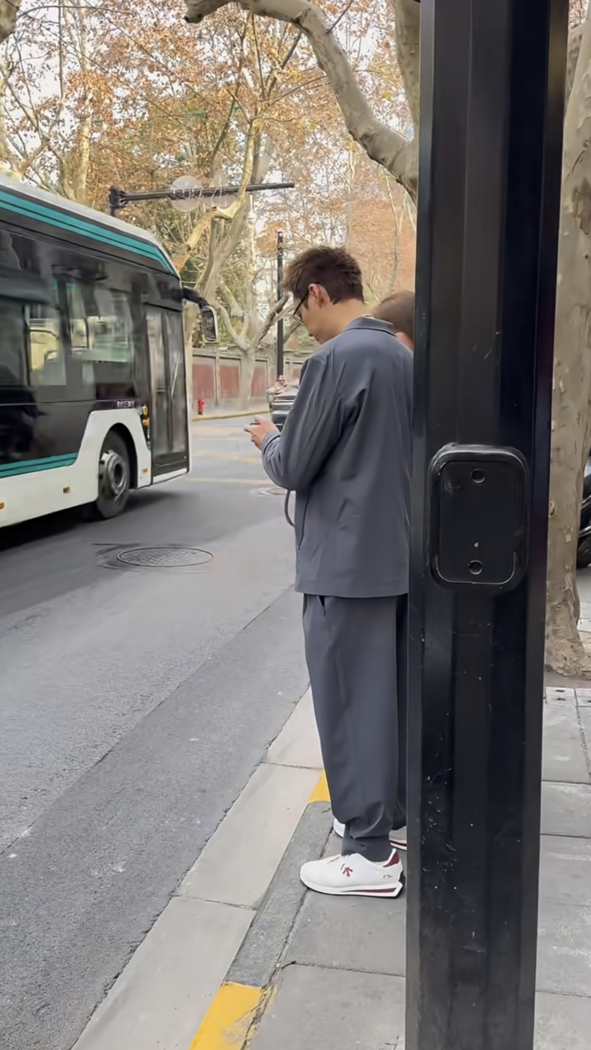 陈伟霆上海街头被偶遇，本人又高又瘦状态很好呀，穿的单薄不冷吗