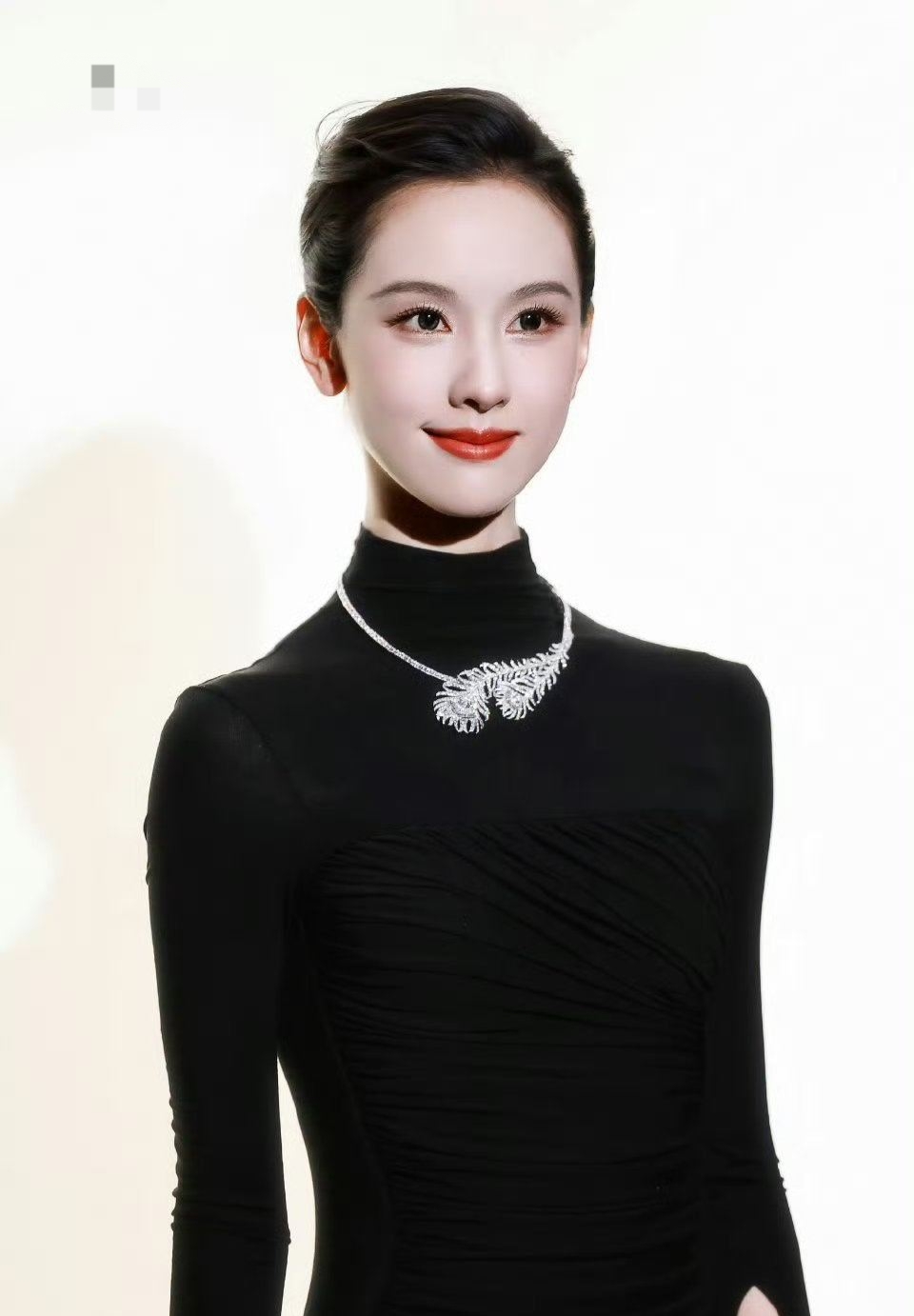 陈都灵出席珠宝活动,喝着古茗饮品,这是要官宣新代言人的节奏吗