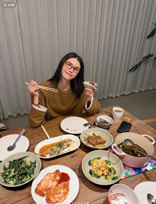 陈伟霆实力宠妻！何穗自曝产后掉眉毛睫毛，老公做5菜1汤还送花！