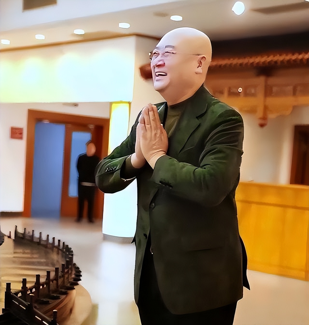 遁入空门？迟重瑞寺庙诵经，送妻后彻底皈依，百亿遗产说扔就扔