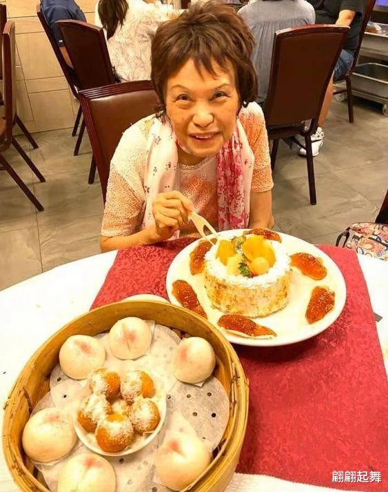 再多钱有啥用？香港知名演员官宣捐出所有财产，给丁克族提了个醒