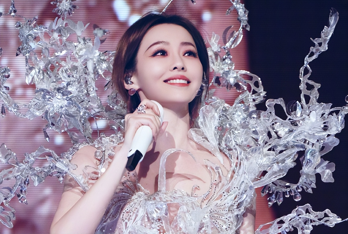 离婚7年，张靓颖再次让人刮目相看，独得6亿的冯轲后悔也晚了