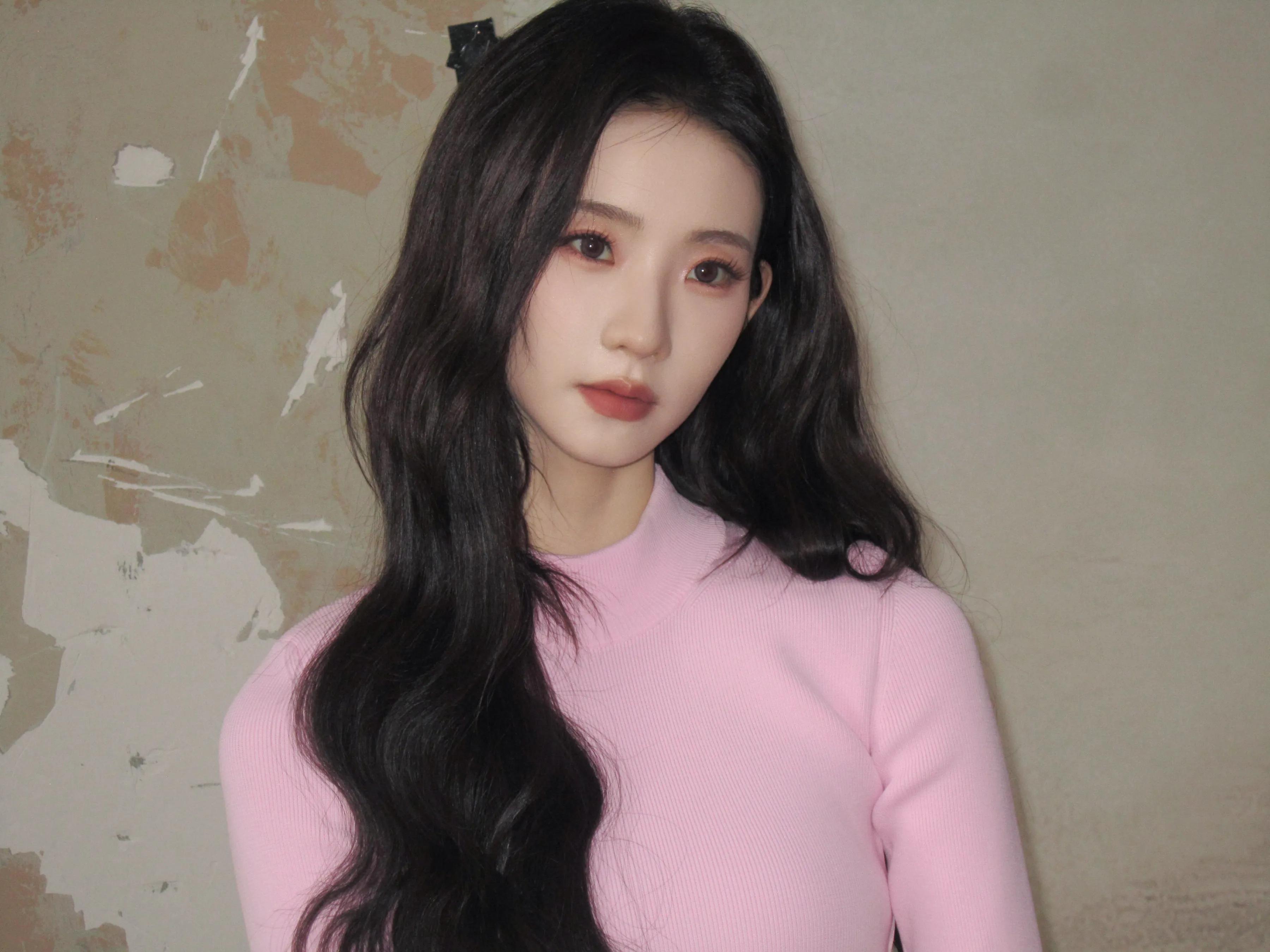 张艺凡,粉色针织毛衣温柔可爱。