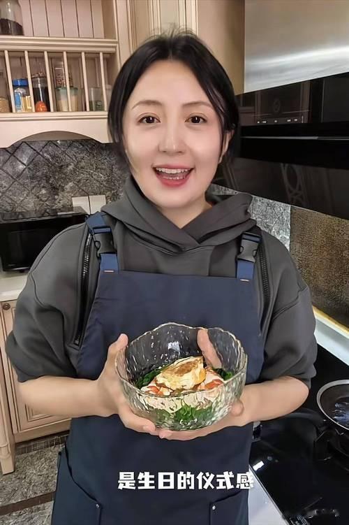 杨童舒现状：50岁年轻的像30岁，是大学教授，儿子长相帅气很像她
