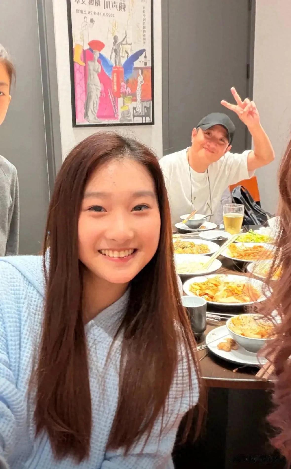 马伊琍闺女现身爸爸店里，文章贴身陪着，爱马笑起来跟妈一个样