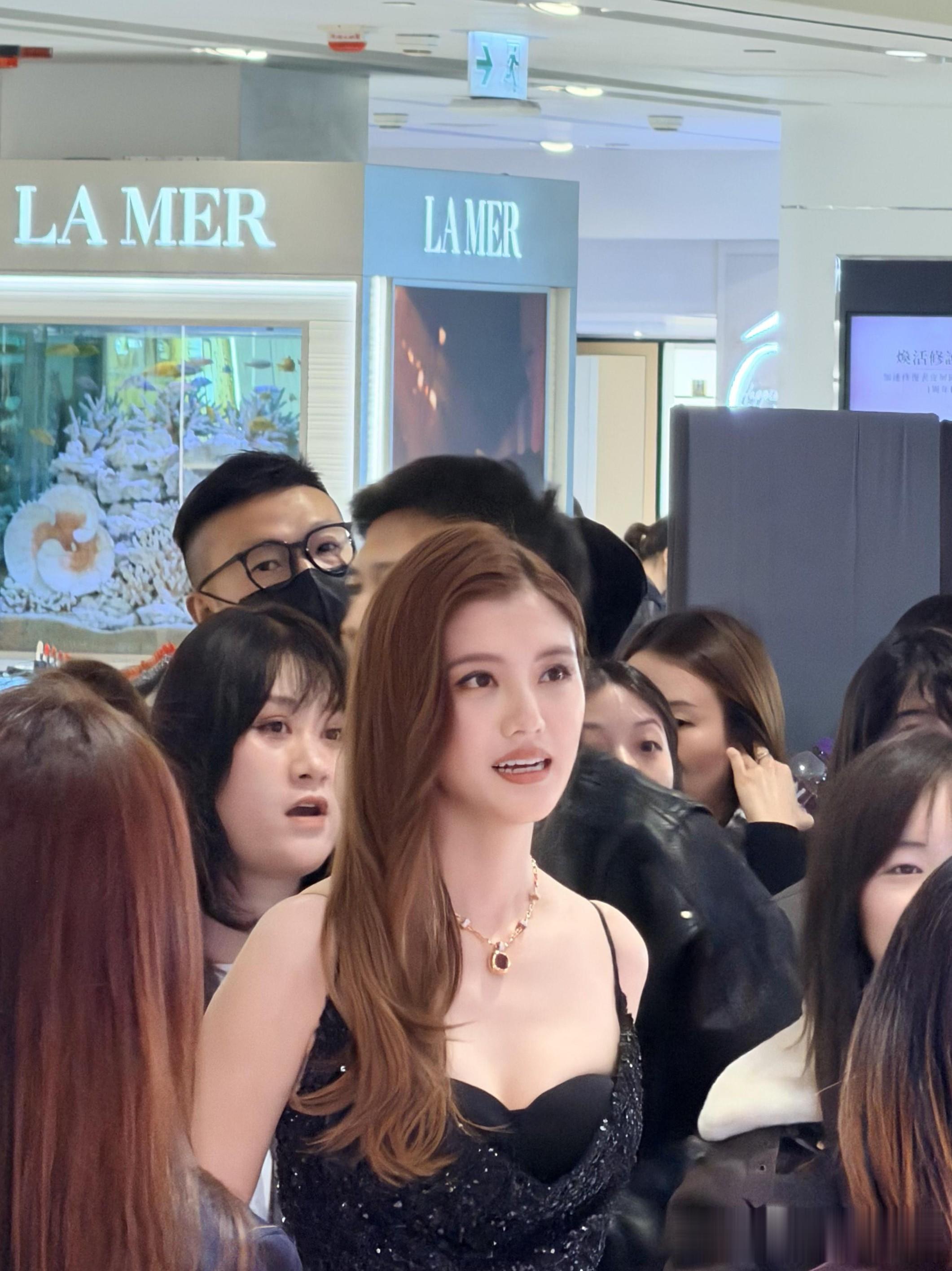 佘诗曼吴千语现身海港城, 千语无滤镜也超美, 两大美女同框好养眼